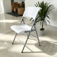 Chaise blanche en résine HDPE au design moderne pour banquets de mariage, empilable et pliable pour les fêtes intérieures et extérieures