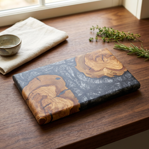 Plateau de service rectangulaire en résine et bois avec incrustation de résine noire, design moderne fait main, plateau décoratif pour les collations du soir - Product Image 1