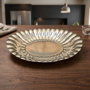 Plateau de service élégant en métal poli avec bord cannelé pour usage résidentiel - Product Image 2