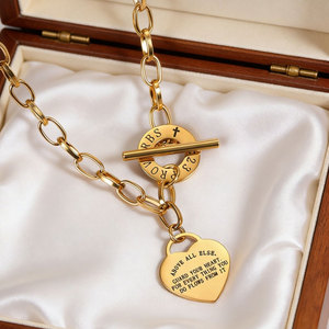 Collar con colgante de corazón en forma de T, chapado en oro de 14k y 18k, de acero inoxidable 316L, personalizado al por mayor para mujeres. - Product Image 2