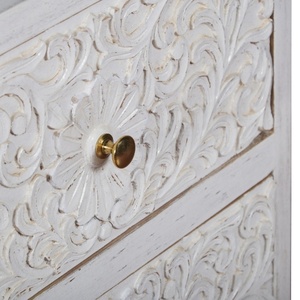 โต๊ะข้างเตียงไม้แกะสลักด้วยมือ 2 ลิ้นชัก ผิวเคลือบสีขาว ลายดอกไม้ - Product Image 2