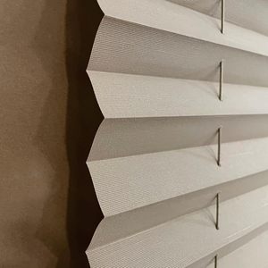 Tissu de stores enduits de polyester imperméable écran solaire <span class=keywords><strong>occultant</strong></span> plissé pour pare-soleil de <span class=keywords><strong>voiture</strong></span> de camping-car fonction anti-UV - Product Image 4