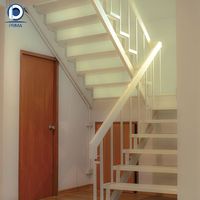 Escalier pliable compact pour quais de bateaux et plateformes d'amarrage maritimes, revêtement antidérapant en maille