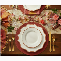 Assiettes en céramique rose élégantes à bords festonnés avec bordure dorée - Ensemble de vaisselle jetable pour la décoration de table de mariage ou d'événement
