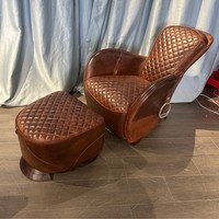 Fauteuil d'appoint vintage en cuir avec ottoman, matelassage losanges, détails anneaux métalliques, chaise longue individuelle rétro pour bureau ou bar