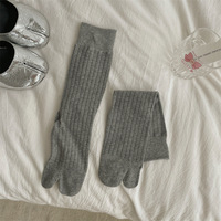 Bande de fosse grise à doigts fendus de couleur unie amincissant les chaussettes de yoga mi-mollet