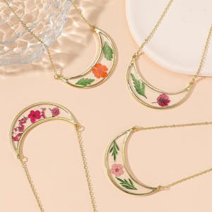 Collier de fleurs éternelles élégantes pour femmes Pendentif en résine naturelle Chaîne de clavicule délicate Bijoux Boho Chic - Product Image 1