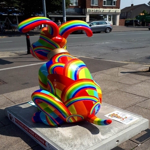 Sculpture d'animal réaliste en résine sur mesure, sculpture artistique de chien mignon peinte, statue en fibre de verre colorée de style dessin animé - Product Image 5