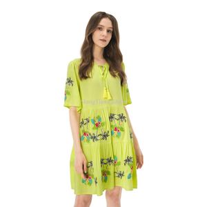 Robe courte pour femme à col rond, avec logo personnalisé, design floral brodé, manches courtes, couleur verte - Product Image 2