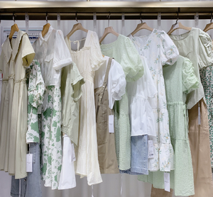 <span class=keywords><strong>Lot</strong></span> de vêtements mixtes aléatoires pour femmes 2026 – Balles de vêtements neufs de marque – Fournisseur en gros - Product Image 1