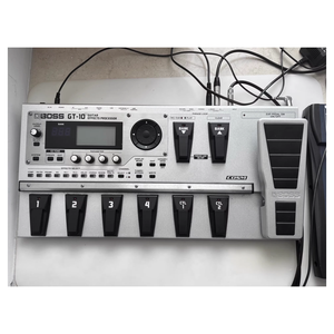 Processeur <span class=keywords><strong>d</strong></span>'Effets pour Guitare <span class=keywords><strong>d</strong></span>'<span class=keywords><strong>Occasion</strong></span> Jelo Quasi Neuf Boss GT-10 Pédale Multi-Effets avec Étui et Connectivité USB <span class=keywords><strong>Ampli</strong></span> 9V - Product Image 1