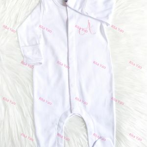 뜨거운 판매 신생아 아기 축구 모자 세트 맞춤 자수 빈 면 유아 아기 장난 꾸러기 피코 트림 아기 귀국 복장 2026 - Product Image 3