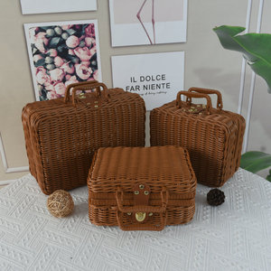 Valigia Vintage in Plastica Effetto Rattan Intrecciato, Scatola Regalo per Bomboniere, Cesto Portatile per Picnic, Organizzatore per Regali di Nozze, Vendita all'Ingrosso - Product Image 1