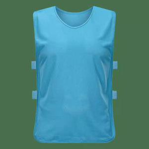 เสื้อกั๊กตาข่ายสีเหลืองทอง ทำจากเส้นใยโพลีเอสเตอร์ สำหรับกีฬา ฝึกซ้อม กิจกรรมกลางแจ้ง เหมาะสำหรับเด็กนักเรียน - Product Image 2