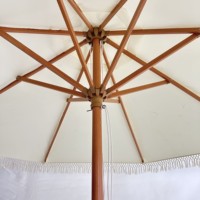 Parasol de plage moderne bohème haut de gamme avec franges blanches et pompons, protection UV, imperméable pour mobilier d'extérieur, salle de sport, hôtel