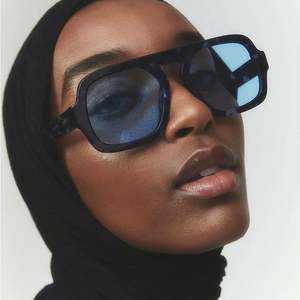 Lunettes de soleil carrées rétro 2025 avec logo personnalisé, monture petite, style punk, verres dégradés UV400 pour femmes - Product Image 1