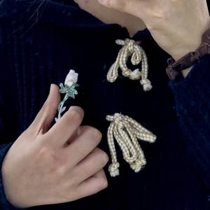 Broche de luxe pour femme en forme de rose avec zircon, accessoire de poitrine en perles d'eau douce baroques haut de gamme, conçue par une marque célèbre - Product Image 4