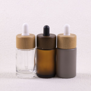 Offre Spéciale – Flacon compte-gouttes cosmétique en verre ambré dépoli de 30 ml avec bouchon en bois, idéal pour huiles essentielles et sérums - Product Image 1