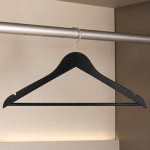 Cintre moderne en bois noir robuste pour vêtements, manteaux et pantalons avec crochet pivotant - Product Image 1