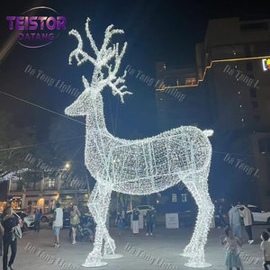 Les ensembles d'éclairage de rennes créent un rythme de Noël sur les sentiers des parcs, les allées des hôtels et les passerelles des places publiques pendant les nuits d'hiver. - Product Image 4