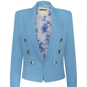 Blazer Corto Azul Claro para Mujer, Cruzado, con Forro Floral, Solapas con Muescas y Botones Plateados, Perfecto para un Estilo Ejecutivo Chic - Product Image 1