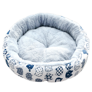 سرير حيوانات أليفة جديد مقاوم للماء للتخييم والسفر، تصميم دائري لطيف للقطط والكلاب، مصنوع من المخمل الصلب بأسلوب كرتوني كلاسيكي، قابل للغسل ومناسب لجميع المواسم - Product Image 2