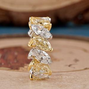 Anillo de diamantes de joyería fina con piedra central de corte esmeralda radiante y banda pulida elegante para un compromiso sofisticado. - Product Image 5