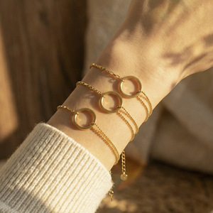 Pulsera de oro minimalista con dije de círculo hueco y cadena dividida de doble textura - Product Image 3