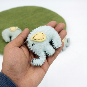 Elefante Pequeño de Fieltro Cosido en Gris Claro, Juguete Educativo para Niños, Guirnalda de Fieltro para Juego de Imitación - Product Image 2
