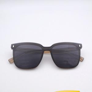 <span class=keywords><strong>Gafas</strong></span> <span class=keywords><strong>de</strong></span> Sol Unisex 2235 Ligeras con Montura Completa Cuadrada, Lentes con Patrón Sólido, Protección Solar Magnética para Uso Diario - Product Image 2