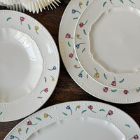Vaisselle en porcelaine, passe au micro-ondes, style français vintage, motif floral en relief, bord perlé, assiette, plat, bol, tasse, soucoupe