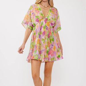 Vestido mini bohemio de verano con estampado floral vibrante en acuarela, cuello en V plisado y fluido, vestido de chifón 100% poliéster personalizado - Product Image 4