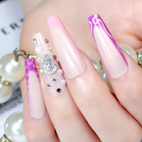 Uñas postizas largas de bailarina en color nude con diseño de pedrería morada y línea francesa, forma de ataúd, de ABS, a presión.