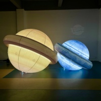 Grande boule gonflable géante personnalisée de planète de lumière de LED ballon gonflable partie extérieure