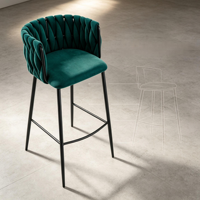 Chaise de bar au design moderne avec dossier en velours vert tissé, pieds et repose-pieds en métal noir pour bar à domicile ou café