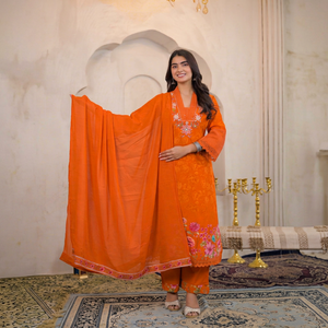 Ensemble de costume en coton orange de qualité supérieure avec imprimé numérique, bordure florale brodée sur le col, kurta, pantalon et dupatta pour femmes - Product Image 1