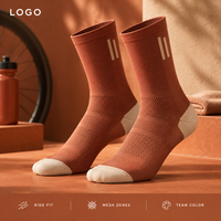 Chaussettes de cyclisme sportives orange rouille respirantes en maille avec revers côtelé, coupe discrète, zones ventilées, couleurs inaltérables, matière respirante