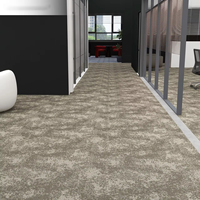 Rouleau de carrelage de chambre à coucher d'hôtel de luxe de haute qualité tapis de sol tissé à touffe rouge revêtement mur à mur souple tapis tufté d'hôtel à vendre