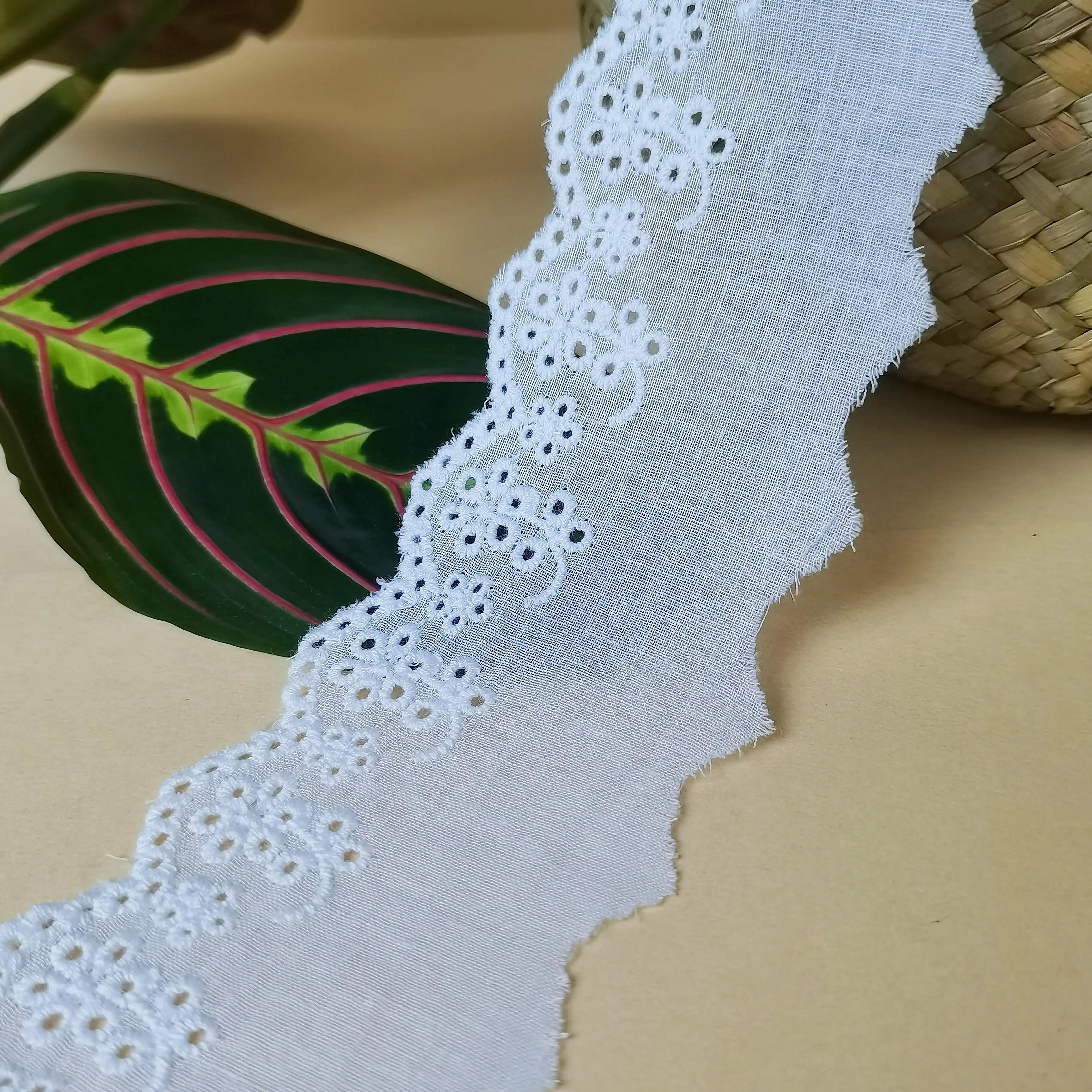 Wholesale High Quality 100% White Cotton Lace Trim Fabric Narrow Eyelet Embroidered Heart Shape Lace for Wedding Clothes