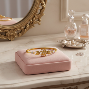 กำไลข้อมือลายดอกไม้สีทอง ดีไซน์สวยงามสำหรับผู้หญิง พร้อมงานฉลุละเอียด น้ำหนักเบา เครื่องประดับหรูหราสำหรับงานเทศกาล - Product Image 2