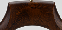 Cintre de luxe en bois de hêtre antique avec barre floquée à des niveaux simples pour vêtements pour salon