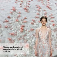 Tissu de dentelle de luxe pour robe de mariée, brodé à la main, avec appliques florales 3D, sequins et perles, en tulle et maille