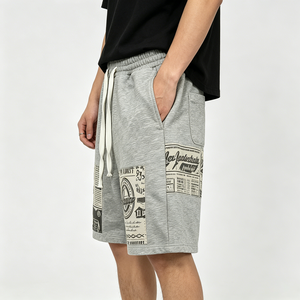 Pantaloncini sportivi grigi da uomo con motivo a giornale effetto distressed e coulisse regolabile, ideali per l'abbigliamento casual estivo e da resort - Product Image 2