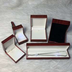 Boîte à bijoux en bois de luxe avec doublure en velours pour la présentation de colliers et de bracelets, emballage cadeau, fermeture à charnière, forme rectangulaire - Product Image 2