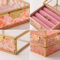 Boîte à bijoux en verre personnalisée avec cadre en métal doré, plateaux en velours rose et emplacements pour bagues, pour le rangement et la présentation de bijoux