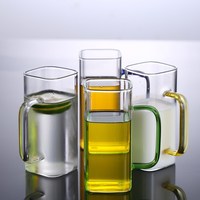 Vente en gros Tasse en verre carrée transparente pour boissons glacées Bière Cola Soda avec poignées colorées Couvercle en bambou Paille colorée