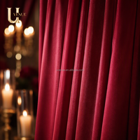 Rideau de fond de scène Uvenue bordeaux avec double draperie et cantonnière pour cérémonie, réception, fête d'anniversaire, photomaton