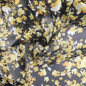 Suelo negro <span class=keywords><strong>con</strong></span> <span class=keywords><strong>flores</strong></span> amarillas impresas 30D 40gsm 100% poliéster tejido liso <span class=keywords><strong>transparente</strong></span> tela de tul de gasa para mujer - Product Image 2