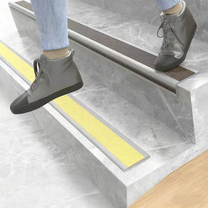 Profilo Antiscivolo Tipo I in PVC Spessore 3mm Colore Personalizzato 40mm per Gradini con Servizio di Taglio per Centri Commerciali e Sale da Pranzo - Product Image 3