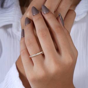 Bague élégante en or et diamants sur la main d'une femme, bijoux fins minimalistes, cadeau d'anniversaire de mariage, photographie de bijoux en gros plan - Product Image 2